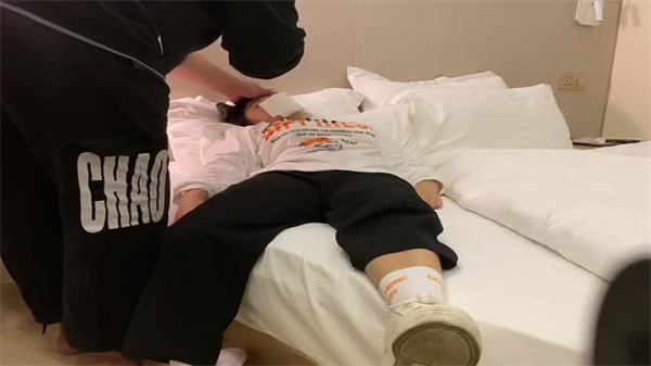 03年美女同事惨遭下药迷奸！办公室内疯狂侵犯实录！